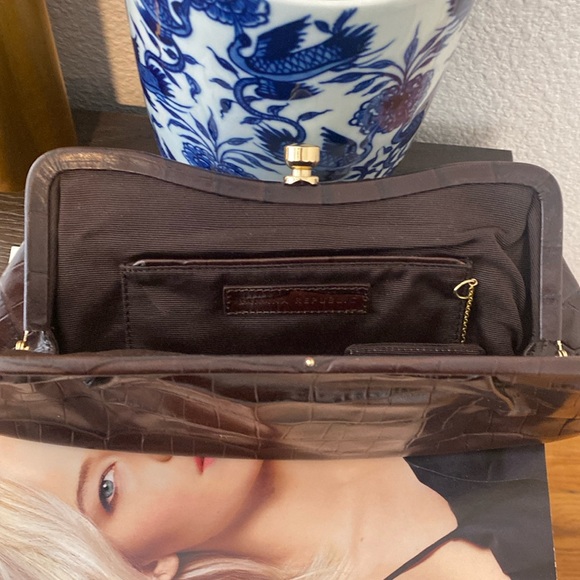 Small Clutch - Picture 2 of 2